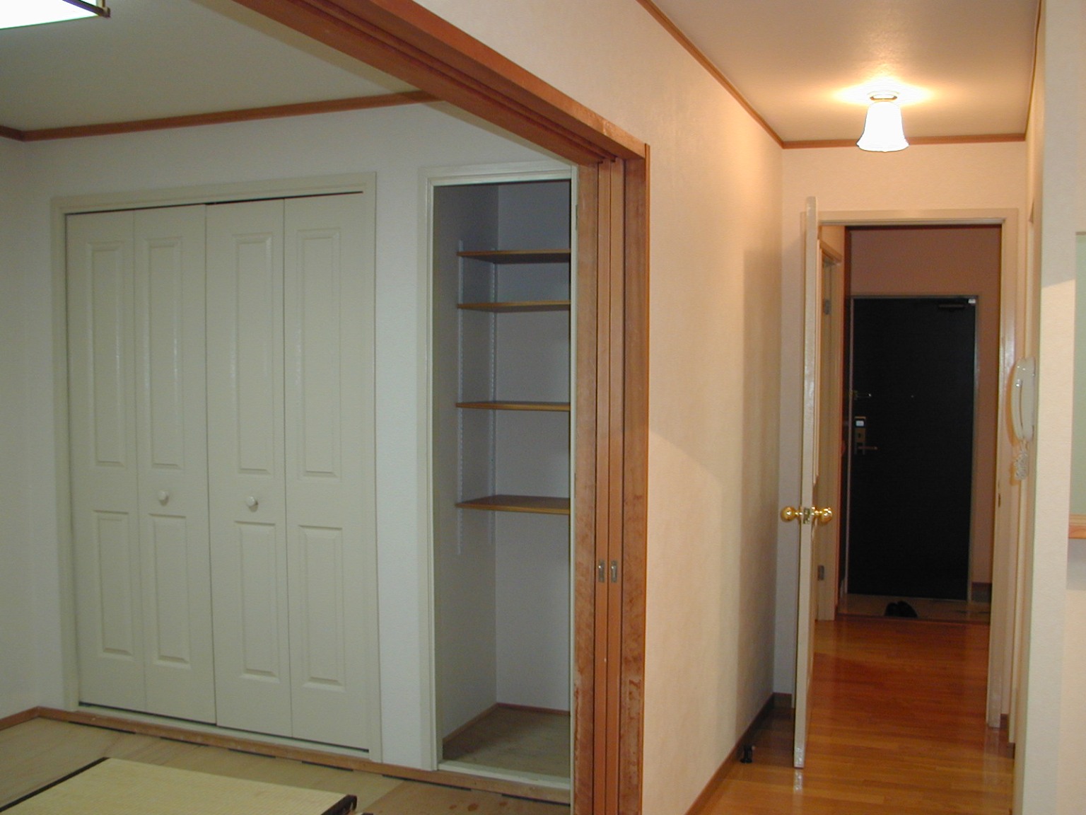 Other room space. It is open and open the door in the Japanese-style room