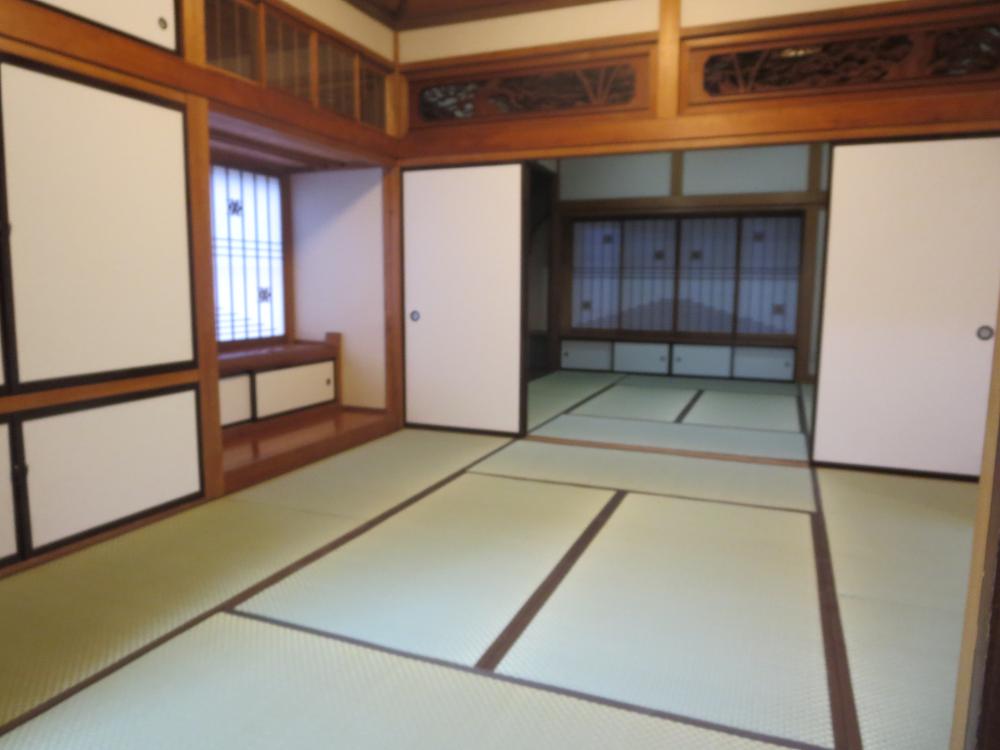 Non-living room.  [Japanese-style room]  Two between the continuance of the 8-mat Japanese-style room +8 tatami mats Japanese-style room is located on the side of the kitchen dining space.  Only 5 steps from the postprandial rest space.  Available as a drawing-room is also available Indoor (10 May 2013) Shooting