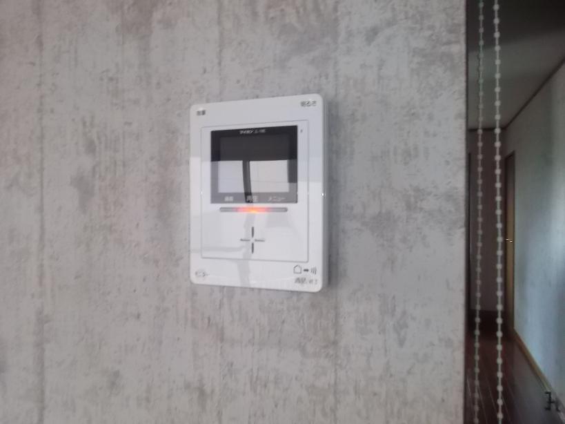 Security equipment. Although you can not see the color TV with intercom TV, It is possible to check the state of the entrance portion without reach is this voice in the monitor function. 