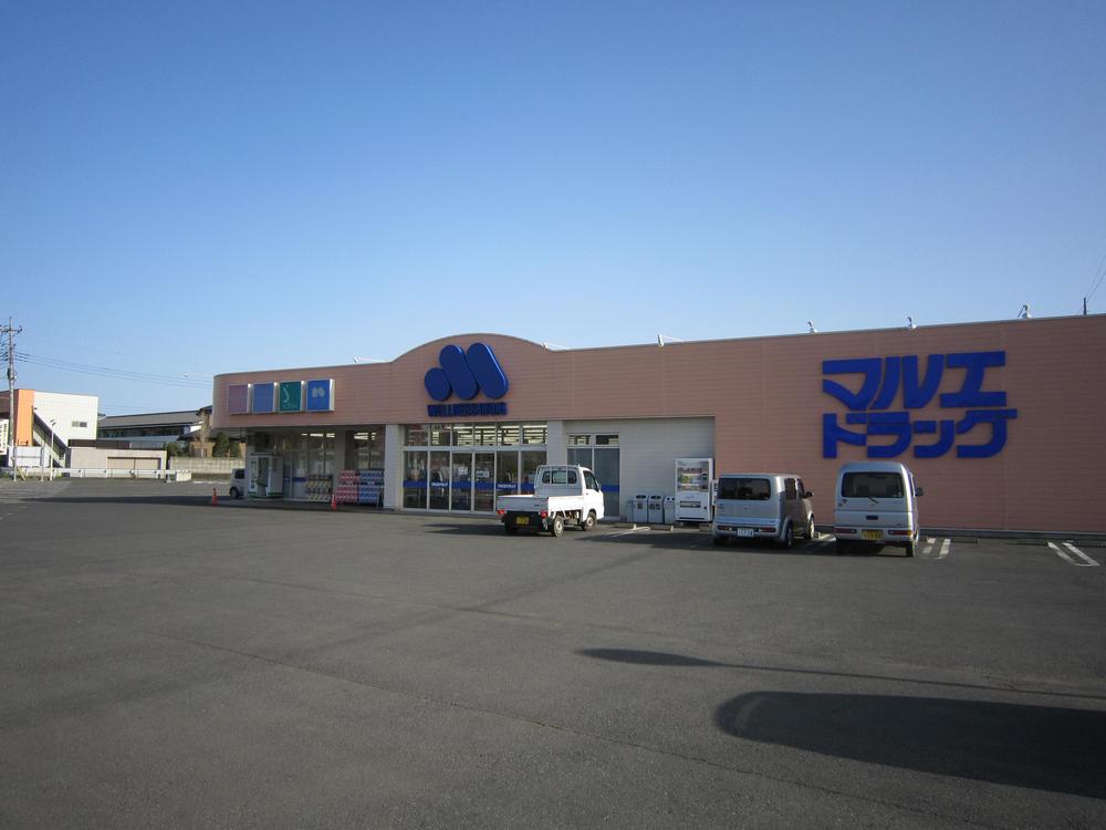 Local land photo. The nearest drugstore. Here is also about three minutes by car.