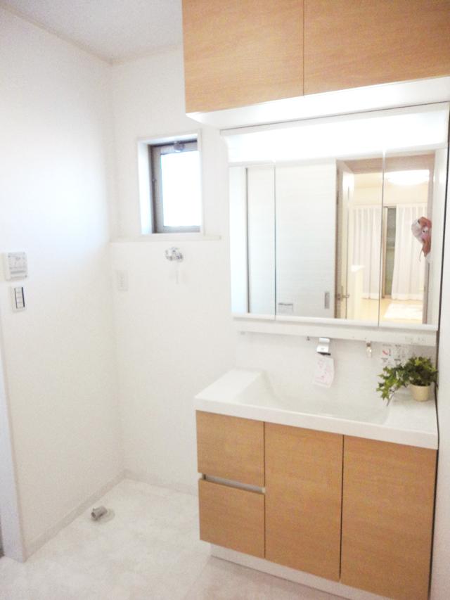 Wash basin, toilet. Wash undressing room same specifications