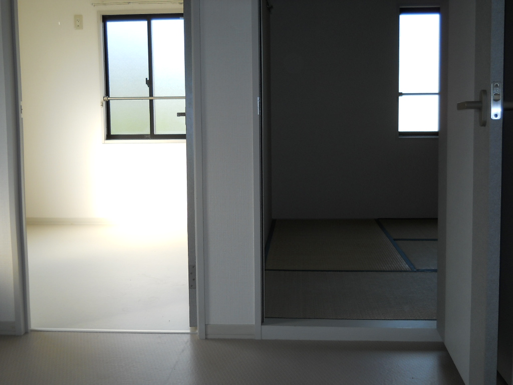 Living and room. Left from DK is Interoceanic. Right is Japanese-style room. 