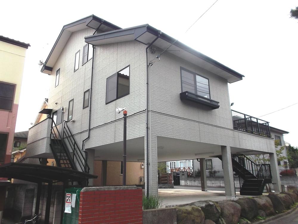 Local appearance photo.  [Exterior Photos]  It is the backside appearance photo of the building.  Since there is also outside staircase Agareru directly to the kitchen back, I will carry to the kitchen as soon as even the date of the shopping a lot!  Local (10 May 2013) Shooting