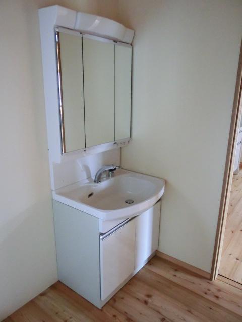 Wash basin, toilet. Indoor (June 2012) shooting