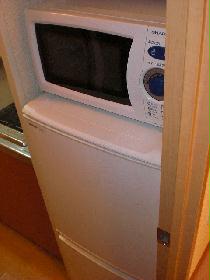 Kitchen. Refrigerator & Microwave