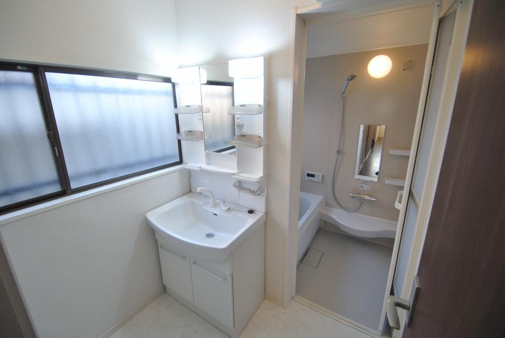 Wash basin, toilet. Vanity new replaced.. It is very convenient Vanity. 