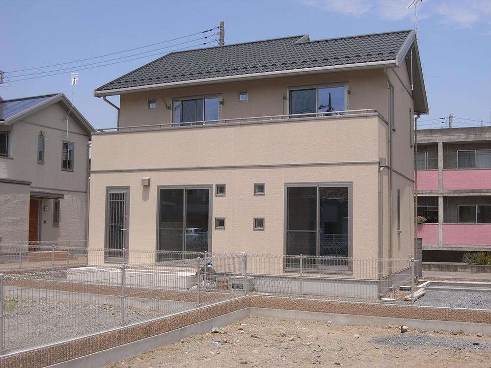 Local appearance photo. Good per sun is standing to the south-facing. Parking spaces also can avoid dirty car after the rain has been firmly paved with concrete. Local (May 2013) Shooting