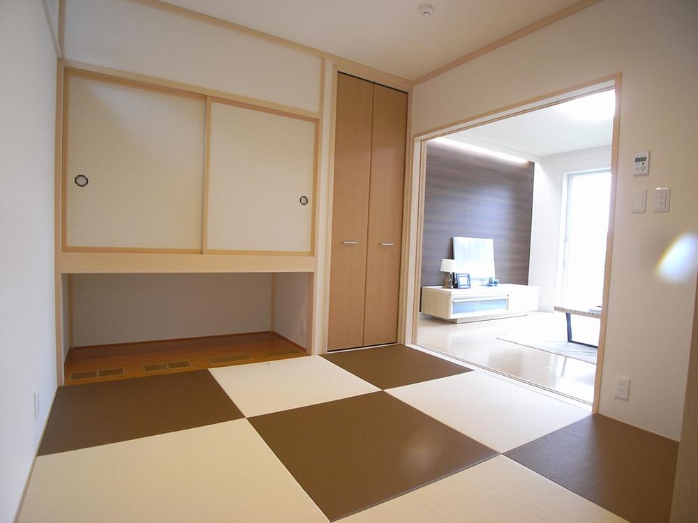 Non-living room. Guests can relax in the playground and after meals for children, Variety-to-use Japanese-style room with or hospitality customers. Indoor (September 2013) Shooting