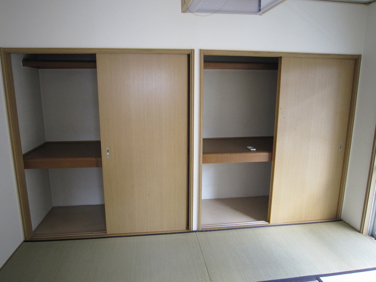 Living and room. Plenty of storage 2 between the Japanese-style room! Also soundproof effect ☆ 