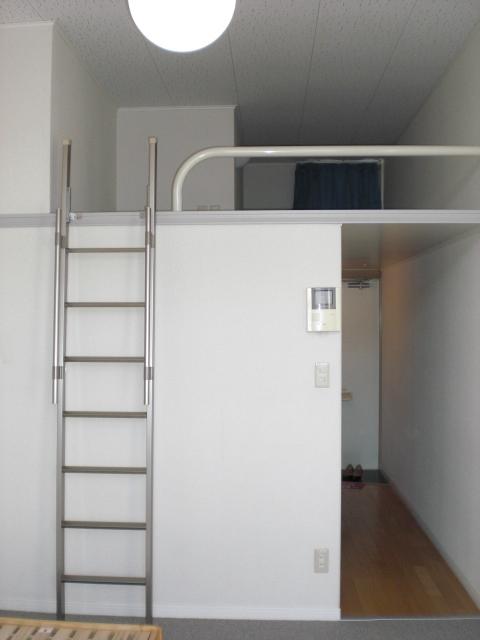 Living and room. It is with loft !!