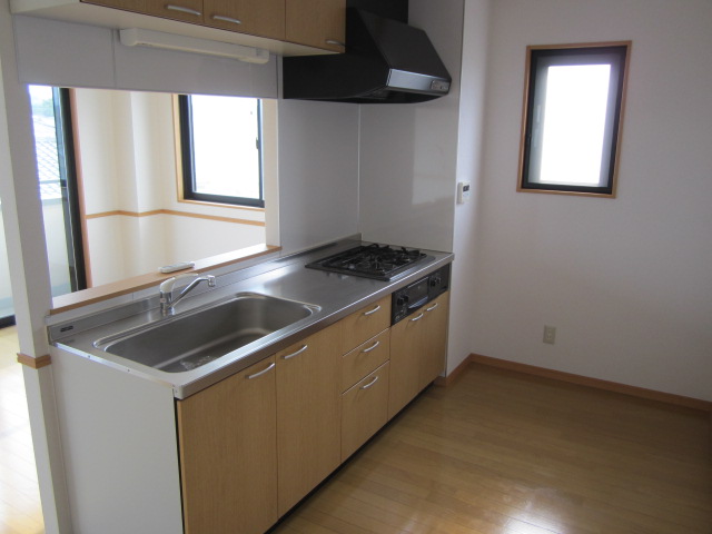 Kitchen. Face-to-face is with a counter. It overlooks a large living