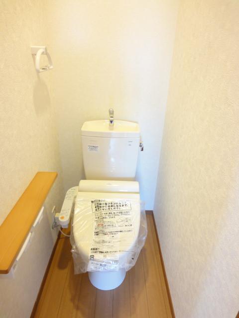 Toilet. Automatic opening and closing toilet Bidet ・ Warm toilet equipped! 