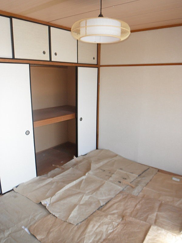 Living and room. Awnings under the seat is a tatami. 