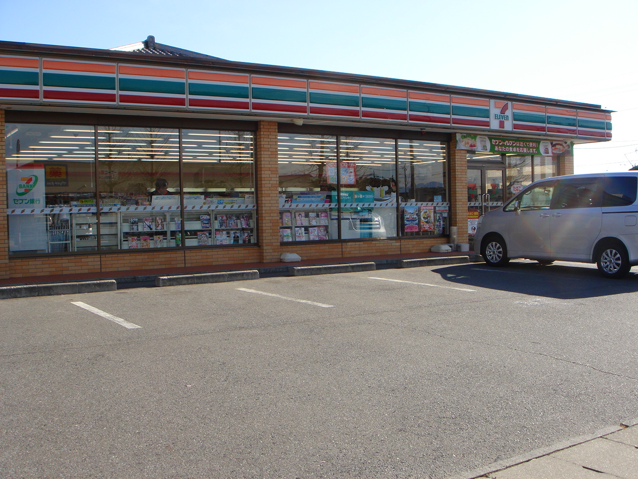 Convenience store. Seven-Eleven Maebashi Komagata the town store (convenience store) to 735m