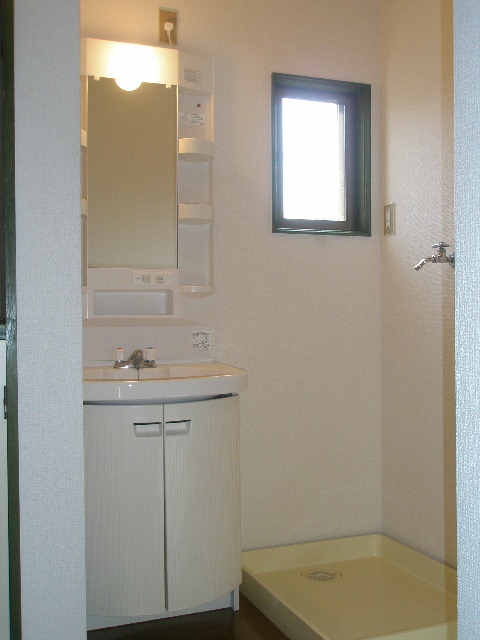 Washroom. Bathroom vanity ・ Washing machine in the room