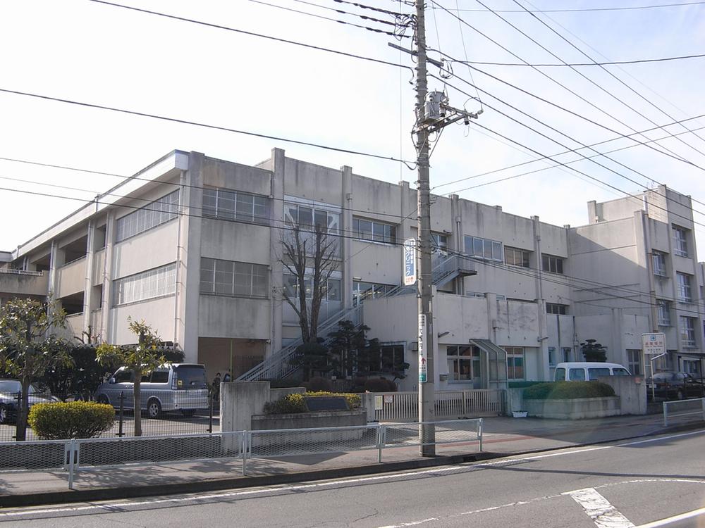 Primary school. Katsurakaya until elementary school 830m