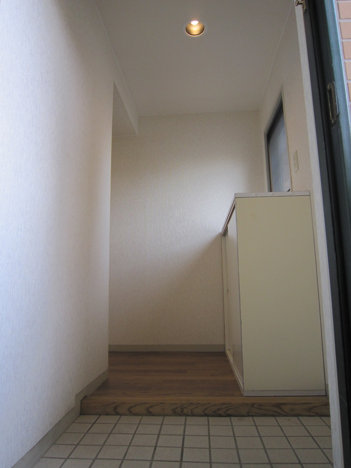 Entrance. Entrance hall: L-shaped ・ Line of sight prevention