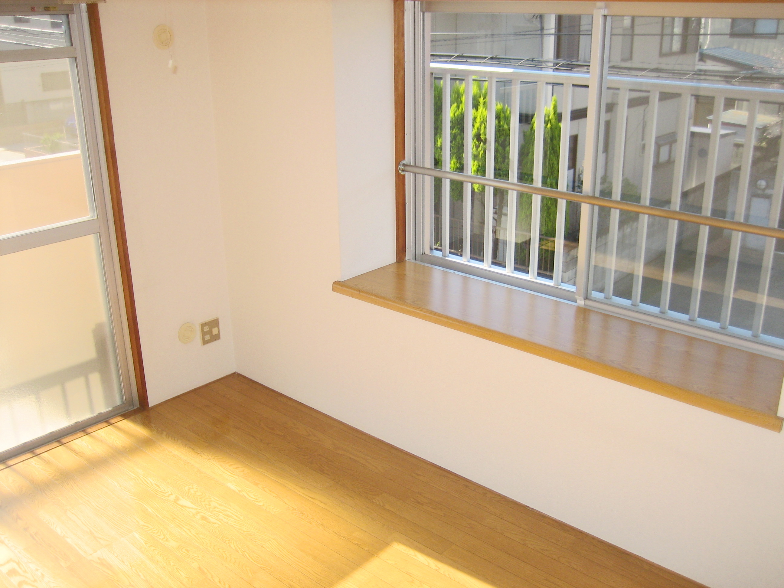 Living and room. Sunny nice bright Western-style ☆ 