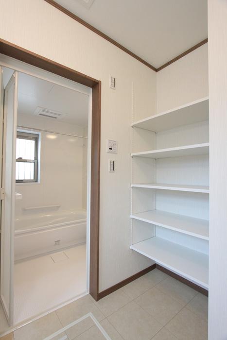 Wash basin, toilet. Building 2 Wash undressing room (October 2013) Shooting