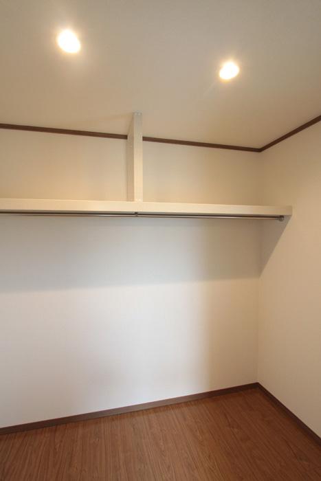 Receipt. Building 2 Walk-in closet (October 2013) Shooting