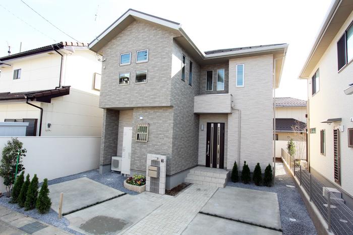 A house with a colonnade entrance to the open feeling greet (Building 2). A house with a colonnade entrance to the open feeling greet