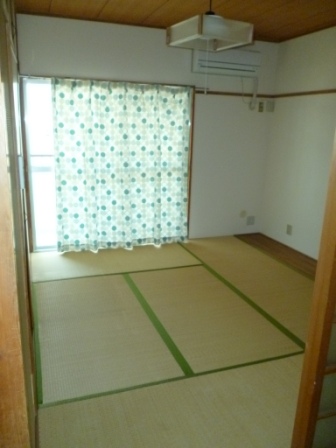 Living and room. There is also a Japanese-style room. 