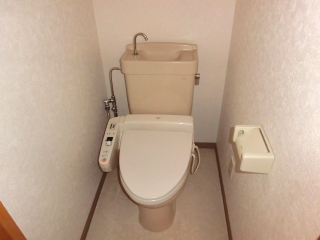 Toilet. Maebashi Kamikoide cho Akkora Rent indoor toilet ・ Washlet