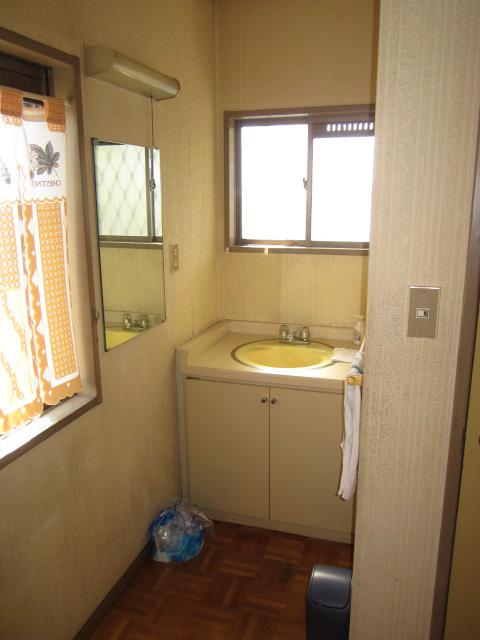 Wash basin, toilet. Indoor (September 2013) Shooting Basin There are two on the first floor. Toilet is next to the basin.