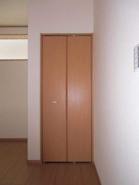 Receipt. Kitchen next to the storage is it is useful because it can be used as food storage