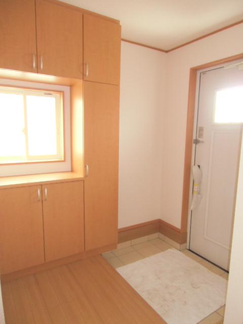 Other introspection. Bright entrance shoe box if there is a window is also a large capacity! 