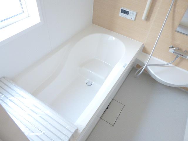 Bathroom. (1) Building room (August 2013) Shooting