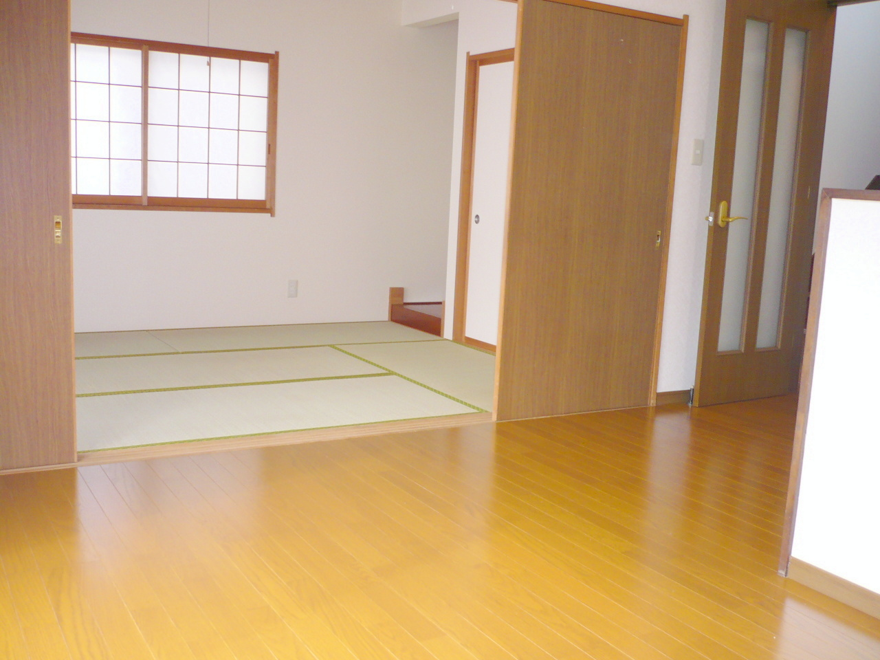 Living and room. South-facing living room and Japanese-style room ☆ 