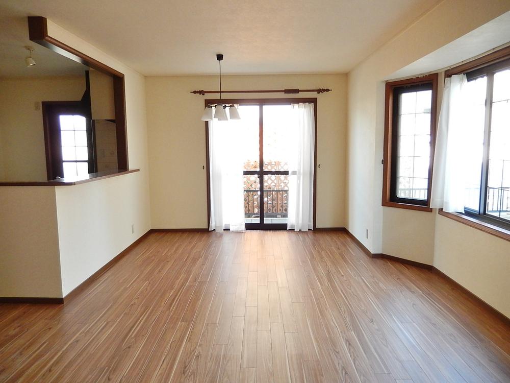 Living. Indoor (12 May 2013) Shooting Spacious living room, Large windows there.