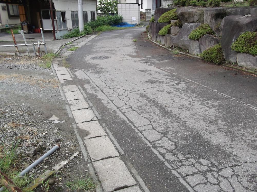 Local photos, including front road. The entire surface of the road