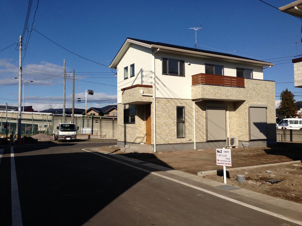 Local photos, including front road. (No.1)