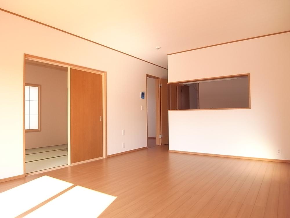 Same specifications photos (living). Because it is Japanese and Tsuzukiai, Also as an integral also used as a separate space, depending on your family structure! 