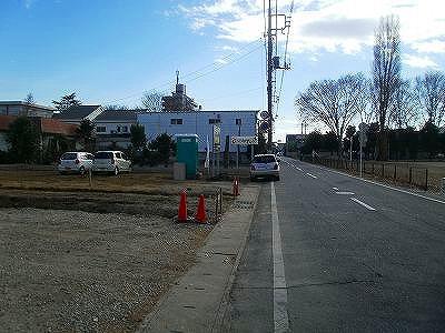 Local photos, including front road. Local image