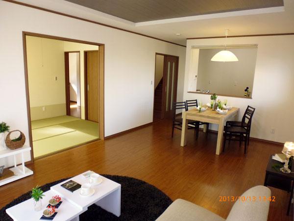 Living. Safe room even to small children with a barrier-free / Local Living (October 2013 shooting)