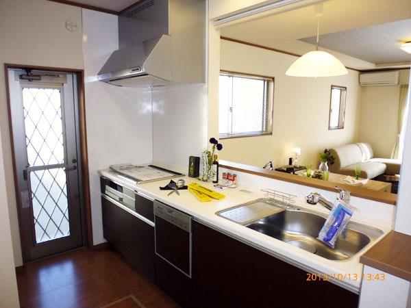 Kitchen. Glad to mom, Built-in dishwasher dryer, Shower faucet construction with water purifier (October 2013 shooting)