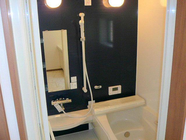 Bathroom. With bathroom heating ventilation dryer / Bathroom (August 2013 shooting)