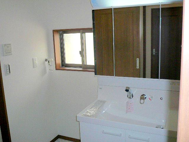 Wash basin, toilet. Shower Faucets, Three-sided mirror specification of neat storage, Things input with the lavatory (August 2013 shooting)