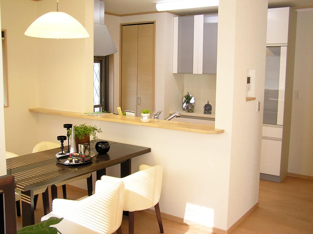 Living. Face-to-face kitchen the conversation is lively / With counter (August 2013) Shooting