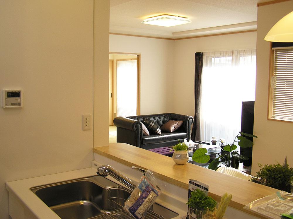 Kitchen. You can work while looking at the situation of children living from the kitchen (August 2013) Shooting