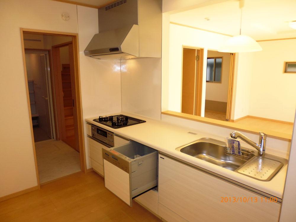 Kitchen. Bright kitchen with cleanliness / Building 2 (October 2013 shooting)