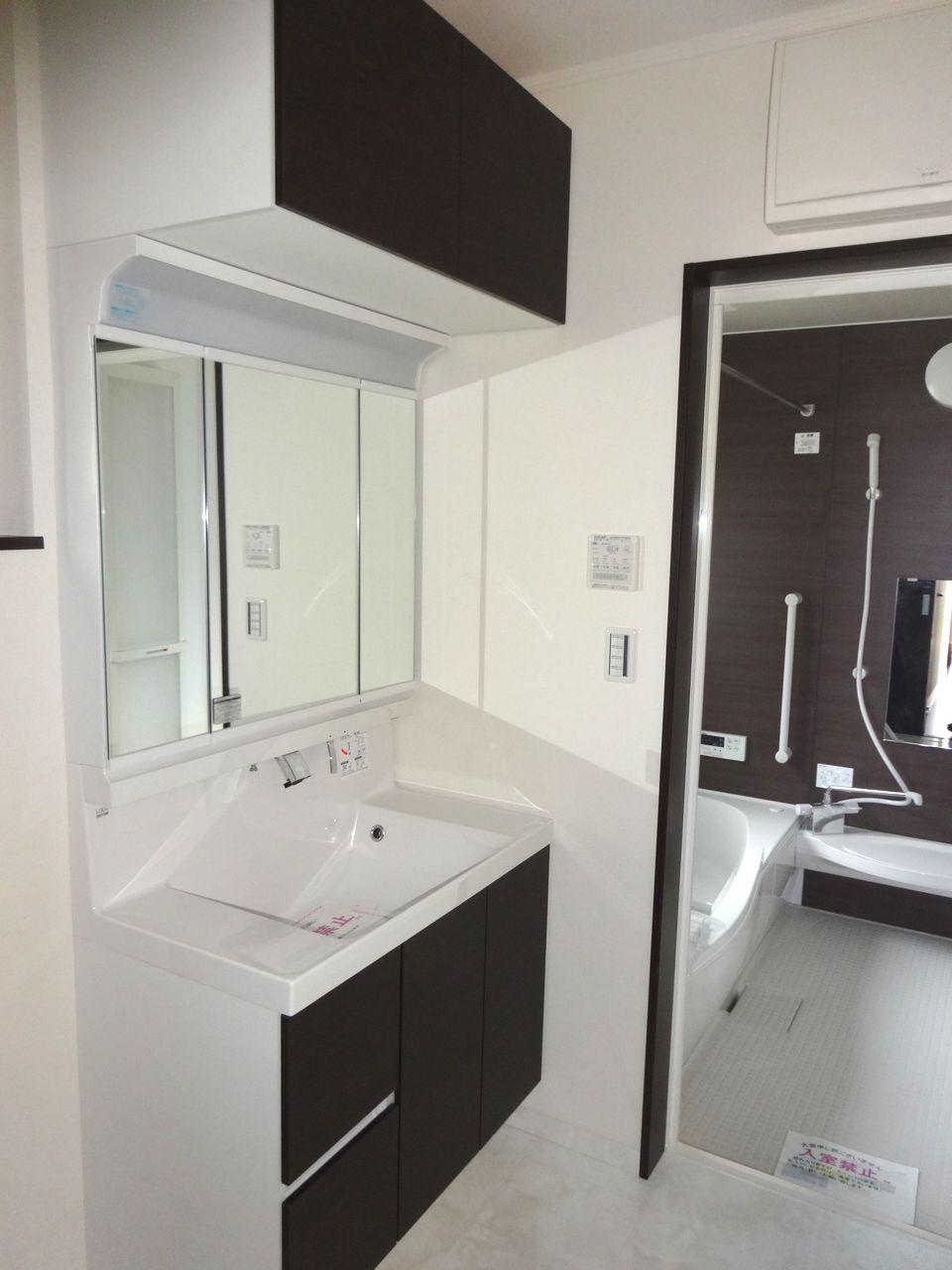 Wash basin, toilet. W900 type large vanity with a! 