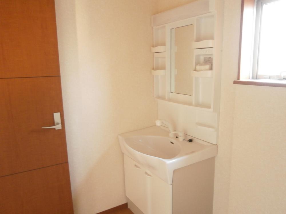 Wash basin, toilet. Shampoo dresser! 