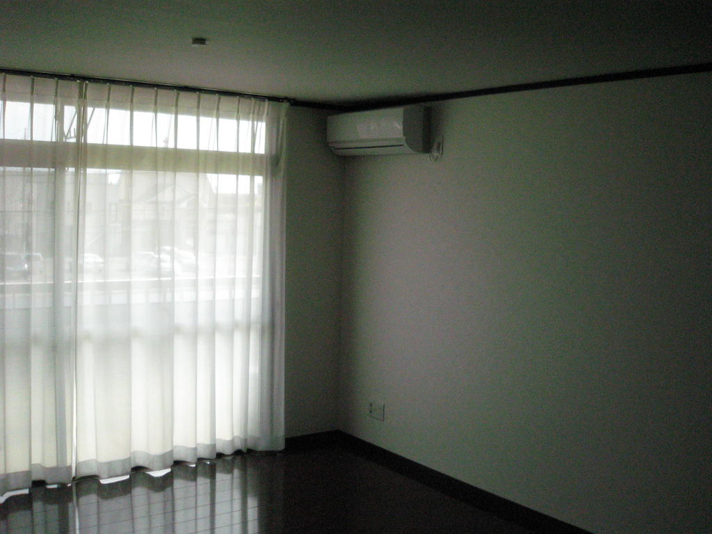 Living and room. Air conditioning is equipped with two! 