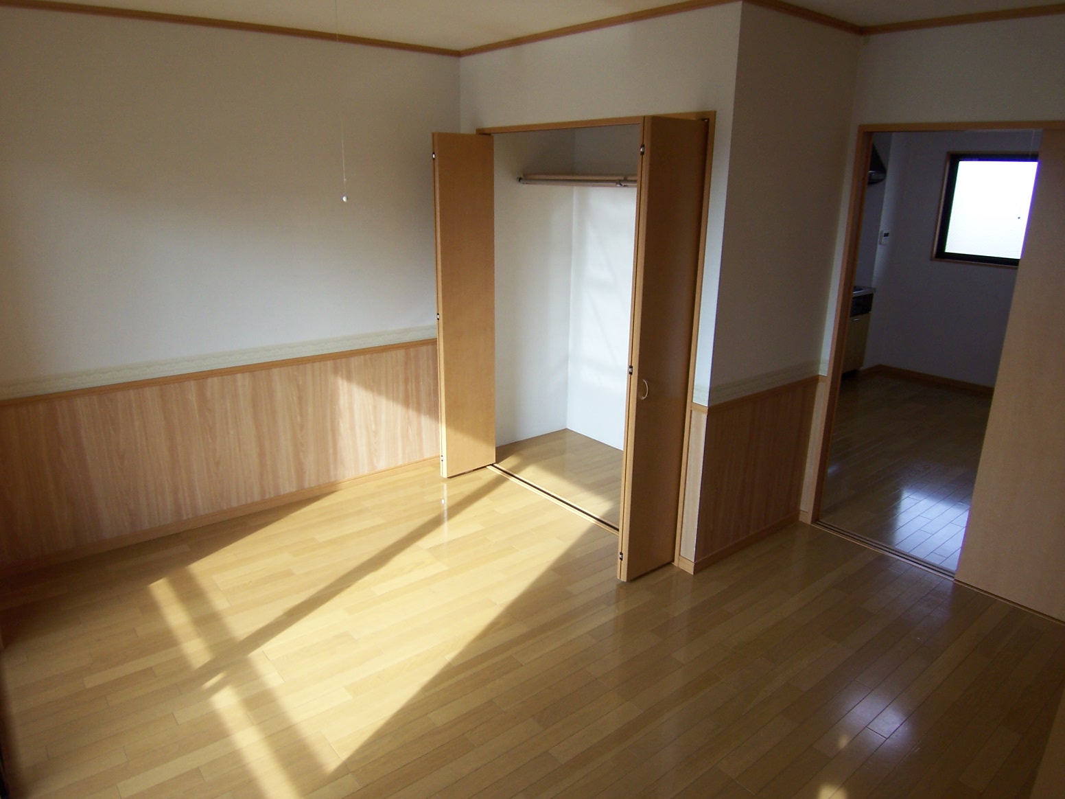 Living and room. The cross of the spandrel wall has been in woodgrain. 