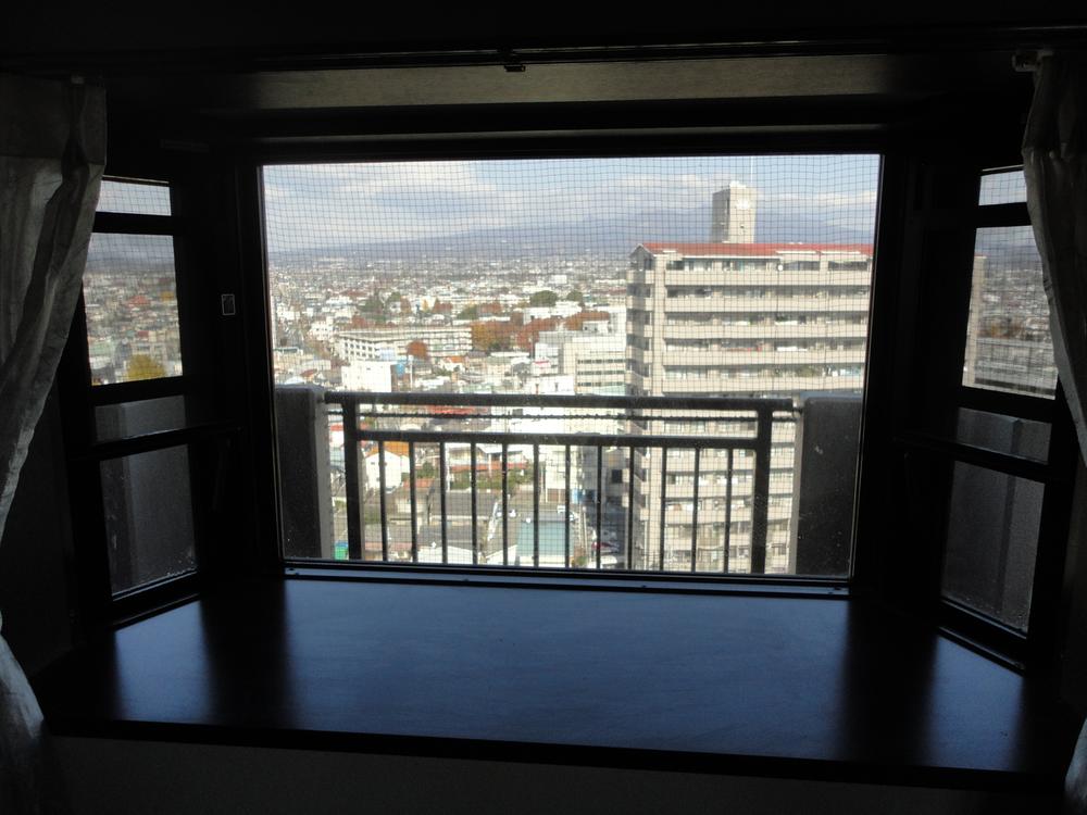Balcony. Living room ・ Balcony than a bay window of the dining room (2013 November shooting)