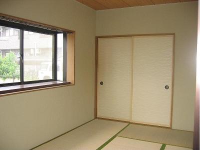 Living and room. There is a bay window to the Japanese-style room